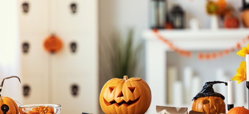 Interior,Of,The,House,Decorated,For,Halloween,Pumpkins,,Webs,And