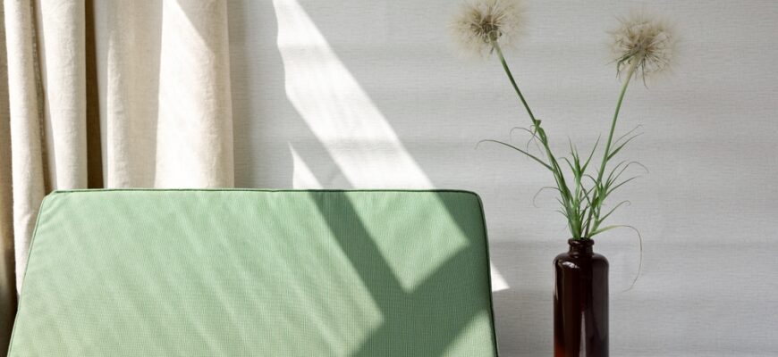 Minimal,Spring,Summer,Home,Decor,,Vase,With,Dandelion,Flowers,,Green